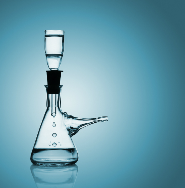 Filtration von Wasser in der Saugflasche Filtration von Wasser in der Saugflasche