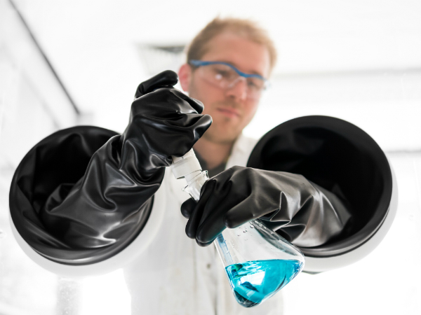 Chemiker mit Glovebox Chemiker mit Glovebox