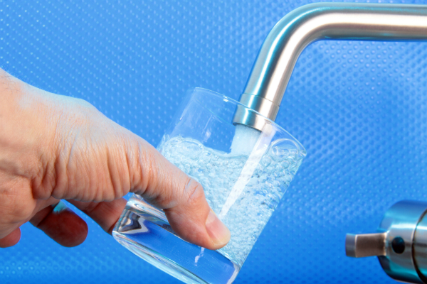 Reines Wasser einschenken Reines Wasser einschenken