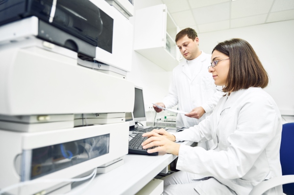 Forscher analysieren Flüssigchromatographie Forscher analysieren Fluessigchromatographie