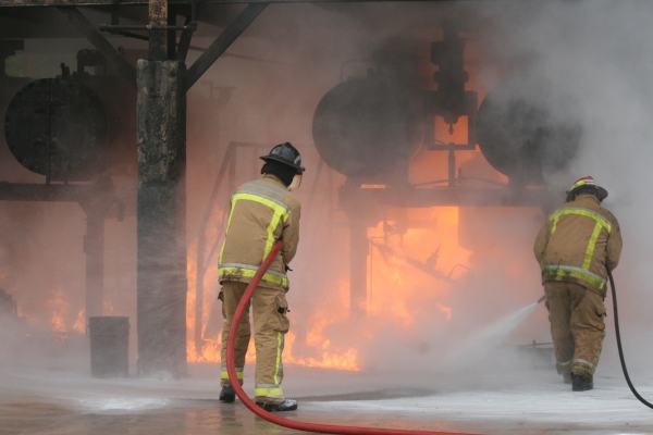 Grossbrand nach einer Explosion in Industrieanlagen