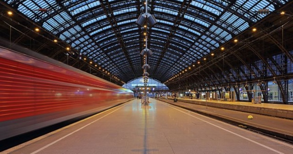 Halle des Kölner Hauptbahnhofs mit Bedachung aus Polycarbonat koeln-hauptbahnhof-bedachung-polycarbonat
