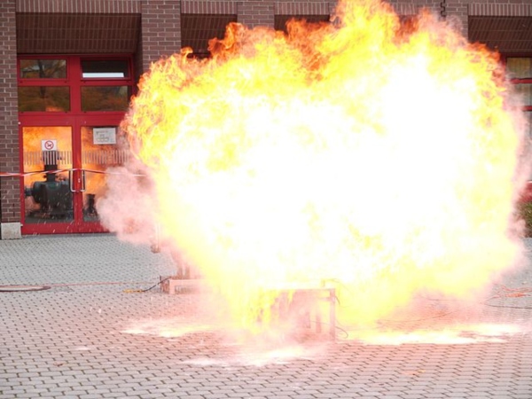 Kontrollierte Mehlstaubexplosion: Mehlstaub wird mittels Druckluft aufgewirbelt und mit einem Sprengzünder gezündet mehlstaubexplosion