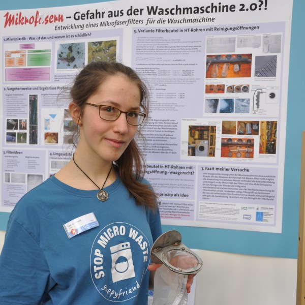 Die 15-jährige Leonie Prillwitz entwickelte im Rahmen von "Jugend forscht" einen Mikroplastik-Filter für die Waschmaschine. Reichelt Chemietechnik unterstützte das Projekt mit Siebgeweben. Leonie Prillwitz Mikroplastik-Filter Waschmaschine