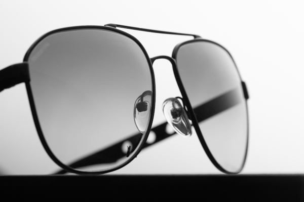Schwarze polarisierende Sonnenbrille mit Metallrahmen