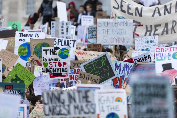 Menschen protestieren im Rahmen eines Marsches zum Klimawandel Menschen protestieren im Rahmen eines Marsches zum Klimawandel