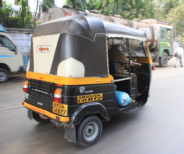 Transport einer Gasflasche ohne Ventilschutzkappe in Mumbai