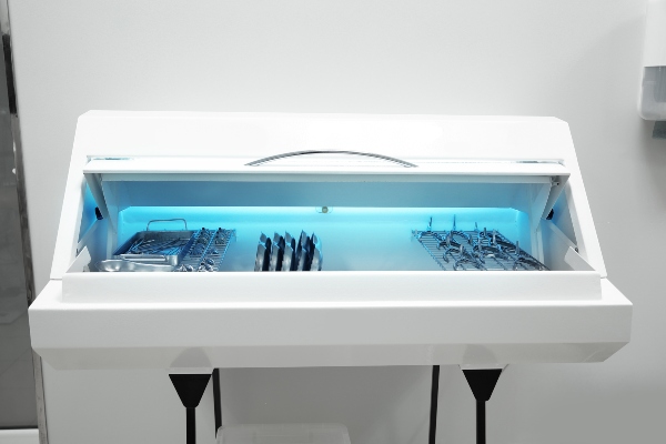 UV-Sterilisator mit chirurgischen Instrumenten