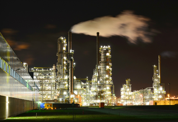 Chemiewerk | Industrieanlage bei Nacht chemiewerk-industrieanlage