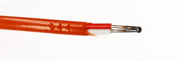 Spitze eines geschweißten Thermoelementes vom Typ J Spitze eines geschweißten Thermoelementes vom Typ J elektrische-temperaturmessung