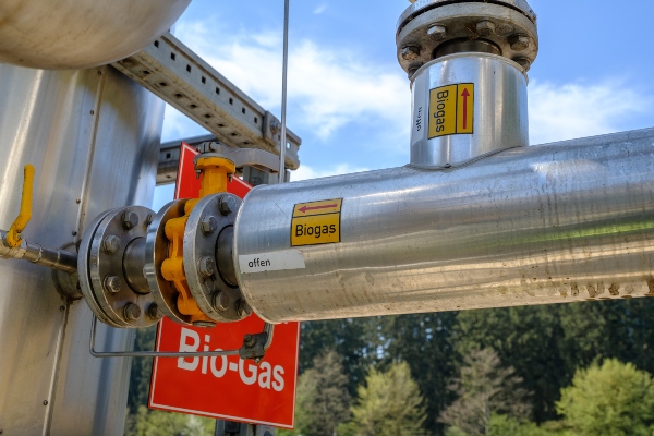Rohre und Kennzeichnungen in einer Biogas-Anlage Rohre-Kennzeichnungen-Biogas-Anlage