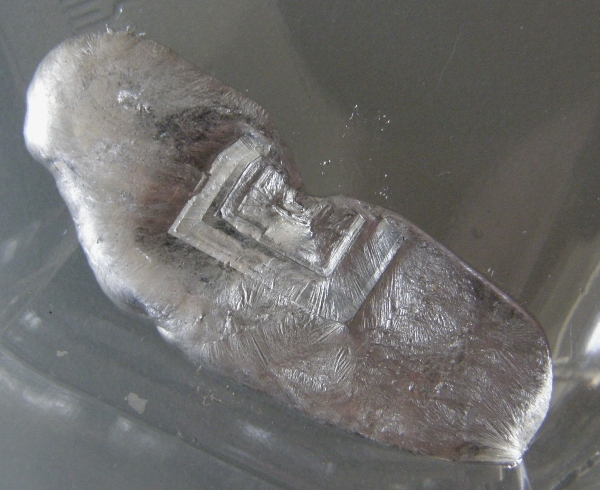 Flüssiges Gallium, das beginnt zu kristallisieren gallium-fluessig