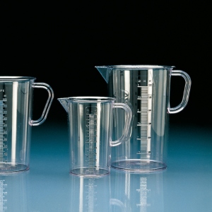 Henkelbecher aus SAN - transparent | glasklarer, hoher Messbecher henkelbecher-aus-san-transparent
