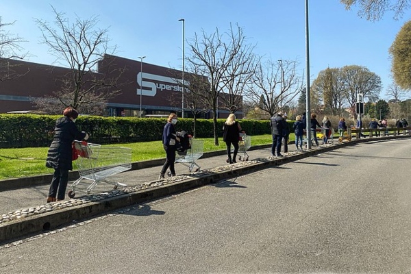 Menschen, die mit Sicherheitsabstand vor einem Supermarkt in Italien Schlange stehen (März 2020) menschen-sicherheitsabstand-supermarkt-schlange-corona-virus