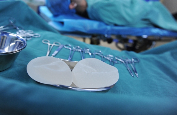 Brustimplantate und Operationswerkzeuge brustimplantate-operationswerkzeuge-silikone-kunststoffe