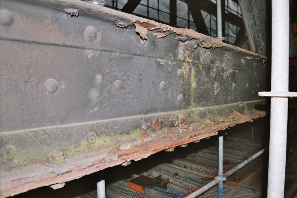 Korrodierter Träger einer genieteten Stahlbrücke Korrodierter Traeger einer genieteten Stahlbruecke korrosion