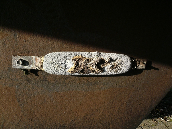 Opferanode an einem Schiffskoerper korrosion