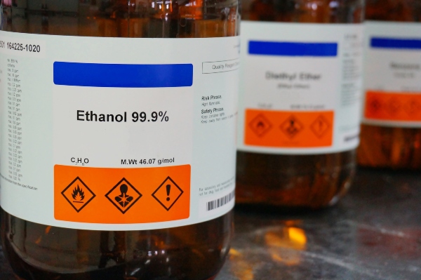 Korrekte Kennzeichnung einer Ethanolflasche Korrekte Kennzeichnung einer Ethanolflasche EU-Leitlinien und die Sicherheit im chemischen Labor