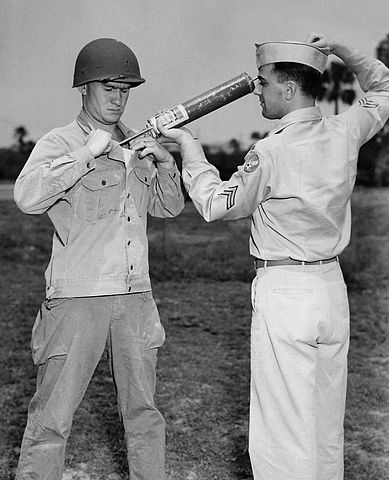 Ein US-Soldat wird zur Zeit des Zweiten Weltkriegs mit dem Insektizid DDT behandelt