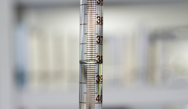 Eingravierte Milliliter-Skala einer Mess-Pipette-dosiertechnik-fuer-fluide