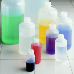 Enghals-Hochschulterflasche aus LDPE enghals-hochschulterflasche-aus-ldpe-qualitaetssicherung-im-labor
