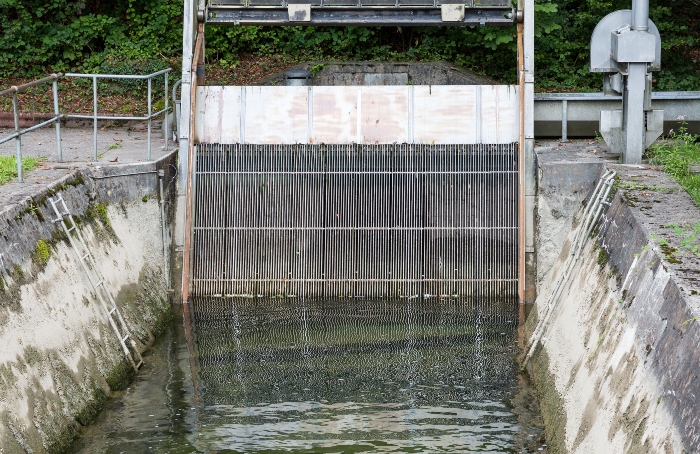 Mit Hilfe von engmaschigen Gittern werden Pflanzenteile, Fische und andere Festkoerper zurueckgehalten