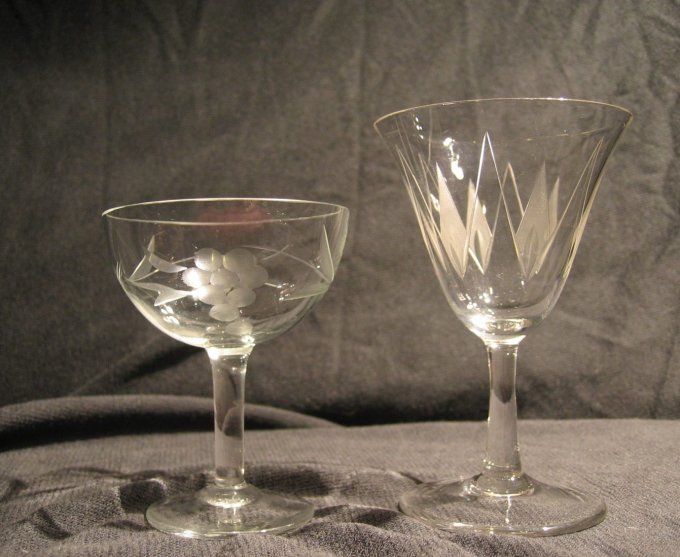 Glaeser aus glattem Bleiglas mit eingeaetzten Mustern Glasarten