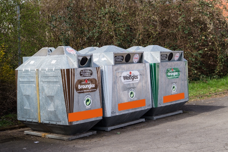 Altglas-Container fuer Glaeser unterschiedlicher Farben glas-recycling