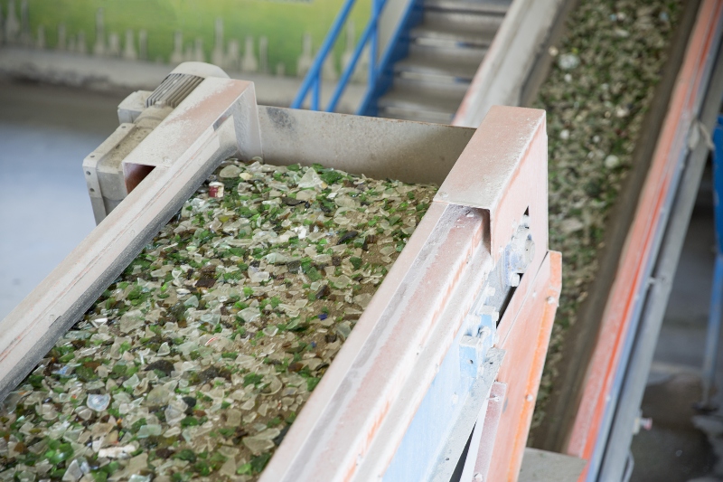 Glas-Scherben in einer Aufbereitungsanlage Glas-Scherben in einer Aufbereitungsanlage glas-recycling