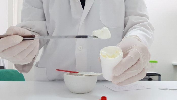 Herstellung von Cremes und Salben im pharmazeutischen Labor labormoerser