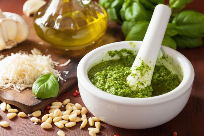 Herstellung von Pesto mit Hilfe eines Küchen-Mörsers aus Porzellan Herstellung von Pesto mit Hilfe eines Kuechen-Moersers aus Porzellan