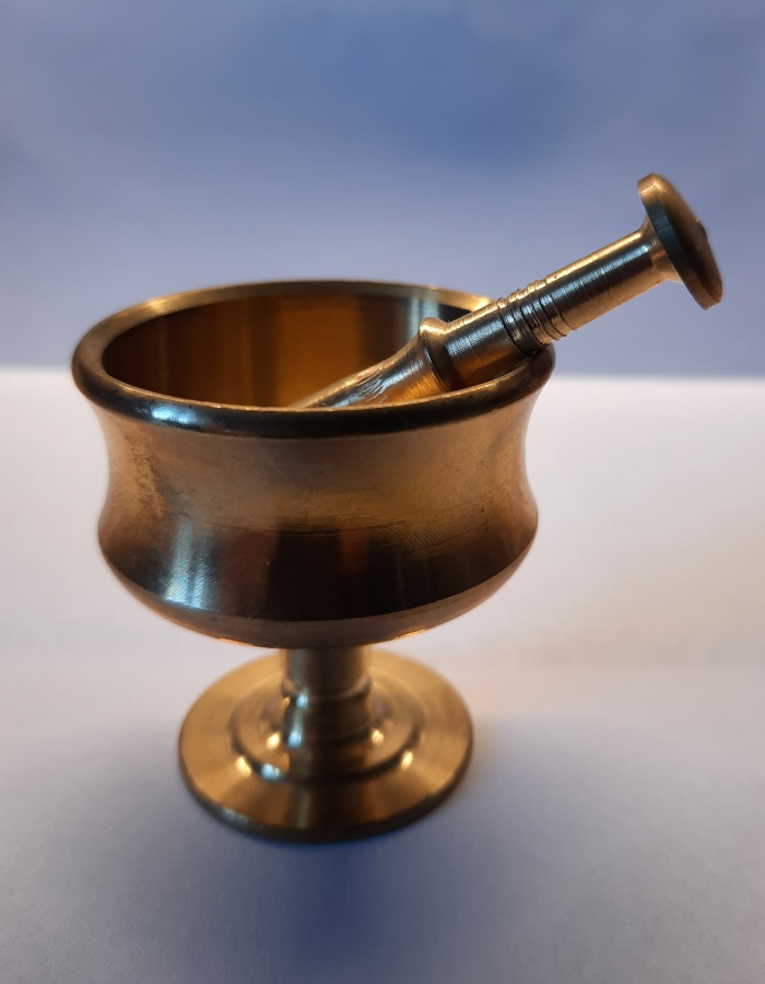 Pistill und Mörser mit Standbein aus Messing Pistill und Moerser mit Standbein aus Messing