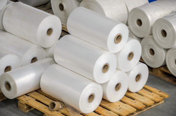Der Massenkunststoff Polyethylen wird fuer die Herstellung von Folien, Umverpackungen, Behaeltern und Schlaeuchen eingesetzt