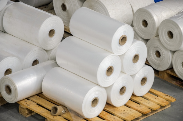 Der Massenkunststoff Polyethylen wird u. a. für die Herstellung von Folien, Umverpackungen, Behältern und Schläuchen eingesetzt Der Massenkunststoff Polyethylen wird fuer die Herstellung von Folien, Umverpackungen, Behaeltern und Schlaeuchen eingesetzt