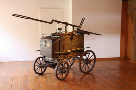 Alte Feuerspritze zur Brandbekämpfung - Modell von 1740 Alte Feuerspritze zur Brandbekämpfung - Modell von 1740