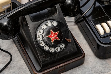 Telefon aus Bakelit mit Nummernschalter