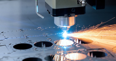 Metallblech wird mittels CNC-Laser zugeschnitten Metallblech wird mittels CNC-Laser zugeschnitten