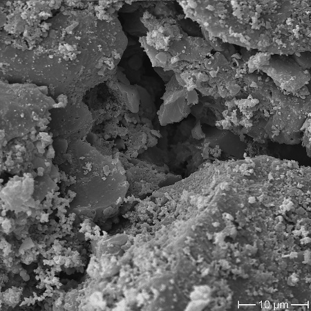 Rasterelektronenmikrosk-Aufnahme von Aktivkohle: Die poröse Struktur deutet auf die enorme Größe der Oberfläche hin