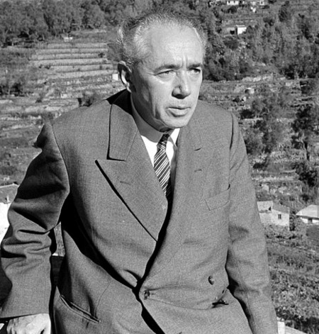 Der italienische Chemiker und Nobelpreisträger Giulio Natta (1903 - 1979)