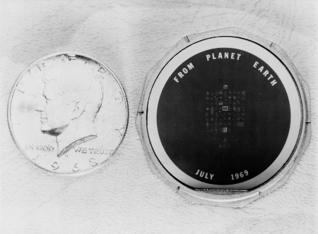 Silikonscheibe, die von der Apollo-11 Besatzung auf dem Mond zurückgelassen wurde
