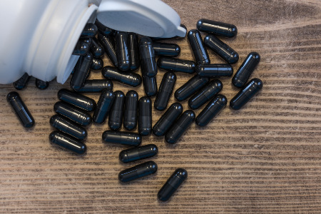 Tabletten mit Aktivkohle Aktivkohle ist nicht nur als Granulat für die Filtration, sondern auch in Form von Kapseln, Tabletten und Pulvern im Handel erhältlich