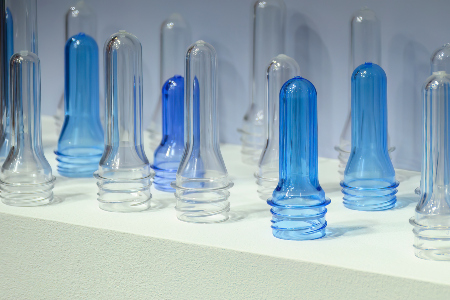 PET-Preforms mit Gewinde vor dem Streckblasprozess PET-Preforms mit Gewinde vor dem Streckblasprozess