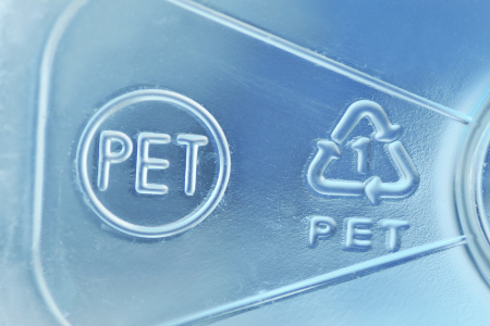 Das Recycling-Symbol von PET auf einer Getränkeflasche Das Recycling-Symbol von PET auf einer Getränkeflasche