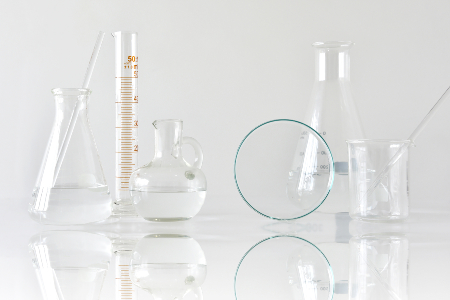 Neben fluorierten Kunststoffen kommen im Labor häufig chemisch beständige Borosilikatglas-Gefäße zum Einsatz, die jedoch wesentlich zerbrechlicher sind