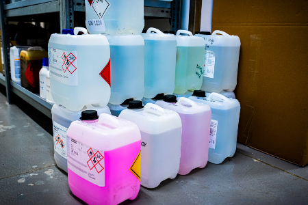 Gekennzeichnete Abfallbehälter für diverse Chemikalien Gekennzeichnete Abfallbehälter für diverse Chemikalien