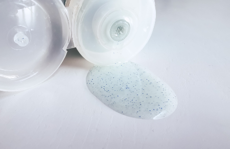 Mikroplastik-Partikel in Kosmetika wie Cremes und Zahnpasta sorgen für den abrasiven Effekt