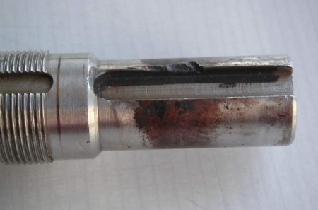 Tribooxidation (Kontaktkorrosion) an einer Welle aus Stahl