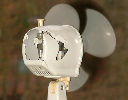 Durch UV-Strahlung geschädigtes Kunststoffgehäuse eines Ventilators: Versprödung des Gehäuses und Vergilbung des Scharniers Durch UV-Strahlung geschädigtes Kunststoffgehäuse eines Ventilators: Versprödung des Gehäuses und Vergilbung des Scharniers