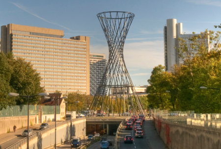 Die 52 m hohe Skulptur Mae West in München: Die Rohre bestehen größtenteils aus kohlenstofffaserverstärktem Kunststoff (CFK) Die 52 m hohe Skulptur Mae West in München: Die Rohre bestehen größtenteils aus kohlenstofffaserverstärktem Kunststoff (CFK)