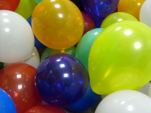 Mit Atemluft aufgepumpte Luftballons bleiben länger prall als solche, die mit Helium befüllt wurden